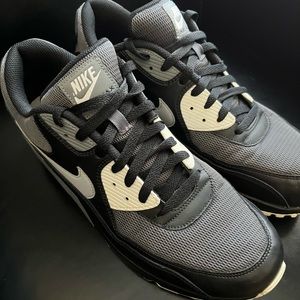 Nike Air Max 90 Essential
